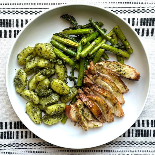 Ñoquis Al Pesto Con Pollo Ennegrecido