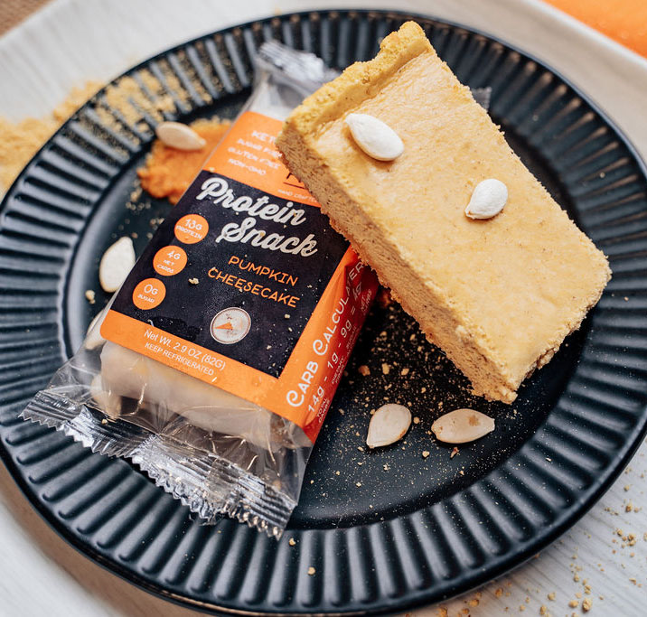 Barra de tarta de queso y calabaza con proteína cetogénica 